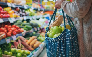 Nahaufnahme einer Tragetasche mit regionalen Produkten im Supermarkt